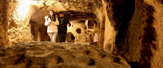 حفرت في أعماق الأرض وتتسع لـ30 ألف شخص.. ماذا تعرف عن كابادوكيا التركية التي يتوهُ بها السياح؟ (صور)