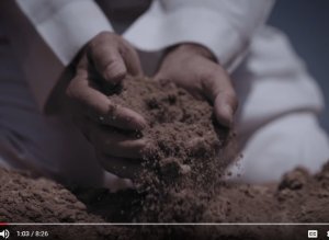 حاول ألا يقشعر بدنك.. سلمان العودة يرثي زوجته في فيديو جديد