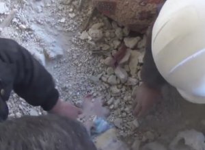 "اسمها آية.. دورولي عليها".. أم سورية تبحث عن ابنتها تحت الأنقاض، شاهد كيف وجدتها!