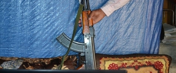 حائرون بين العلم والحرب.. طلاب يمنيون يحملون السلاح لإعالة أنفسهم وأسرهم.. هكذا جمعوا بين النقيضين!