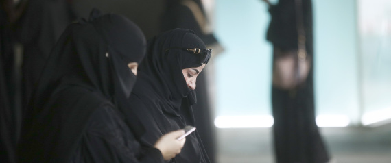 ممنوع التصوير أو الإشارة إلى الأسماء.. سعوديات مارسن تلك المهنة بعيداً عن الأضواء