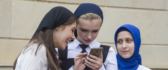 "أصبحوا أكثر تسامحاً مع المسلمين.. تزايد أعداد الروس المؤيدين لإلغاء حظر الحجاب في المدارس