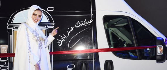 "منتج جيد بسعر مناسب".. سعودية تطلق أول معرض متنقل للعباءات.. وهذا هو سر المهنة