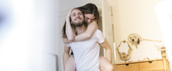 عانقيه وارتدي قميصه لتمتلكي قلبه.. 11 شيئاً صغيراً تفعلينها مثيرة للغاية للرجال