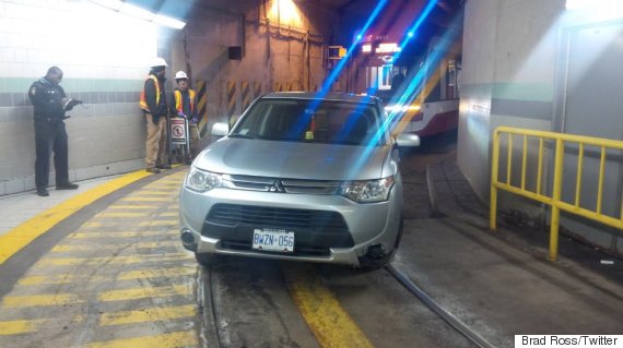 SUV blocks streetcar tunnel at Queens Quay SUV blocks streetcar tunnel at Queens Quay