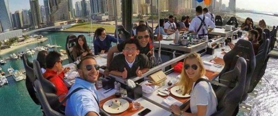 أوَّل مطعم معلَّق في دبي.. يمكنك تناول الطعام بين السماء والأرض لكن عليك أولاً اتباع إجراءات الأمن