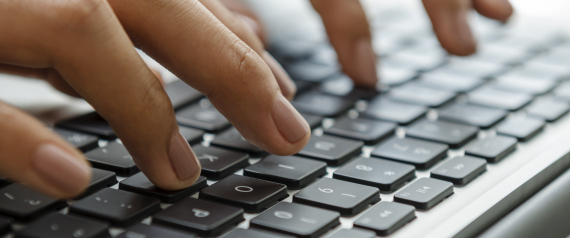 إذا كان لديك هذا النوع من "اللابتوب" في السعودية فأنت معرَّض للخطر.. وزارة التجارة تسحبه من الأسواق