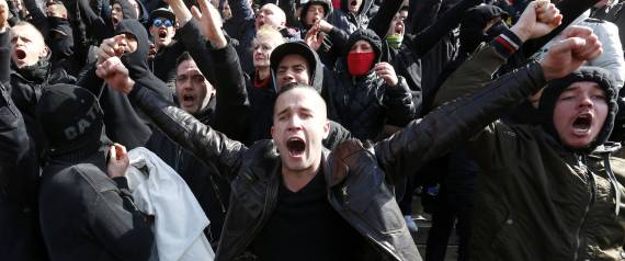 محتجون يتظاهرون ضد موقف دول الاتحاد الأوروبي حيال اللاجئين.. وهذه هي مطالبهم