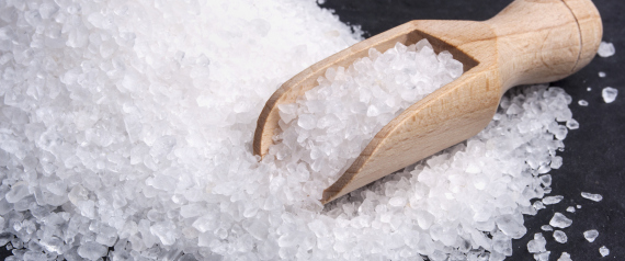 يقضي على الروائح الكريهة ويعطر الجو.. 16 استخداماً مدهشاً لملح الطعام لم تعرفها من قبل