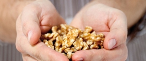 أيها الرجال أكثروا من تناول الجوز.. فهذه فوائده التي تتجاوز مشاكلكم