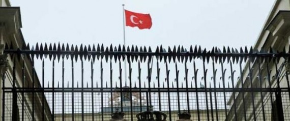 صرخ "الله أكبر".. موظف بالقنصلية الهولندية في إسطنبول يرفع علم تركيا فوق مبناها