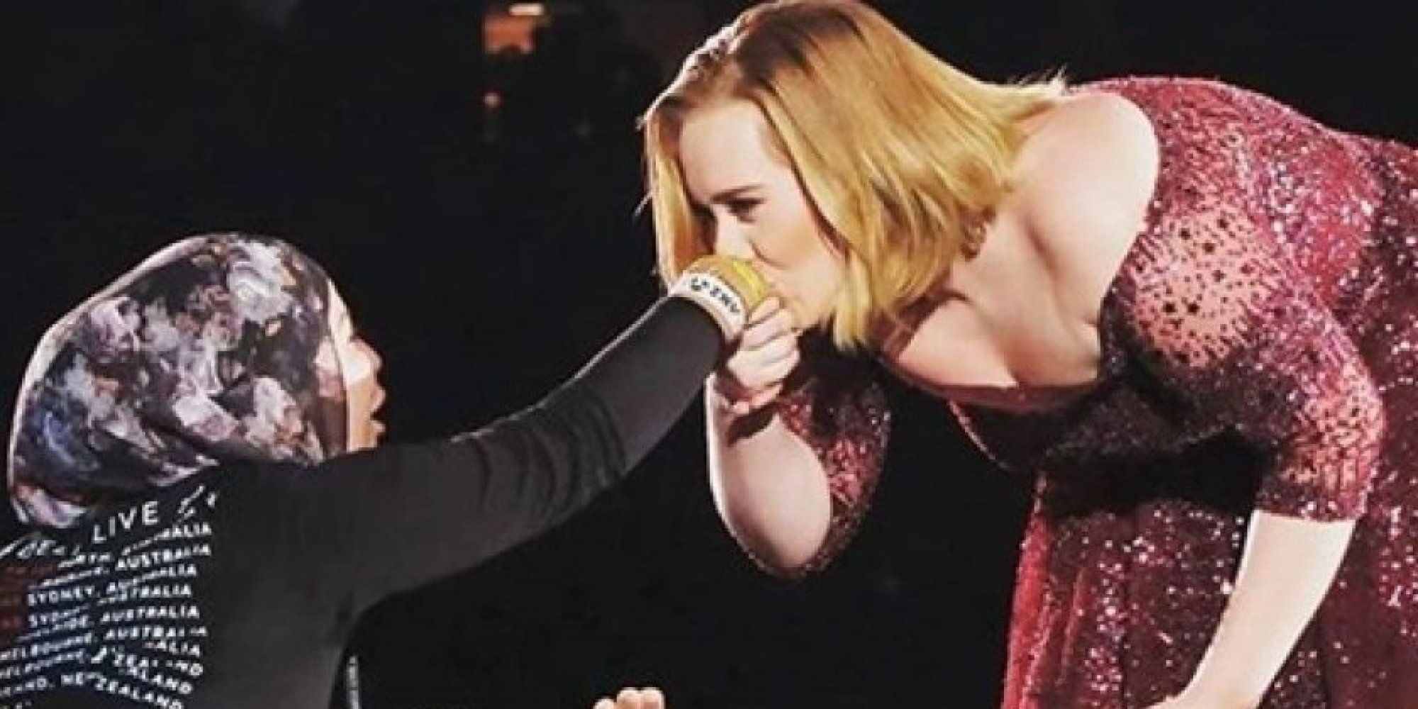 شاهد أديل تقبِّل يد فتاة محجبّة أمام أكثر من 100 ألف متفرّج