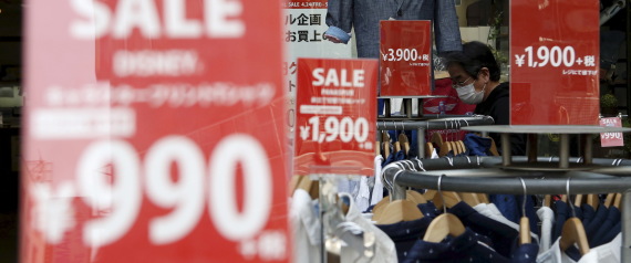 اقتنصْ العروض واشترِ الملابس في غير موسمها.. 7 طرق توفر لك الكثير من الأموال