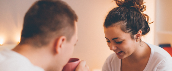 الخجل ليس السبب الوحيد.. العلم يفسر لماذا لا ننظر في عين من نتحدث معهم؟