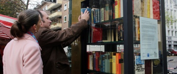 الأكشاك الصغيرة بشوارع ألمانيا مليئة بالكتب.. سوري يتساءل: لماذا يعزف العرب عن القراءة؟