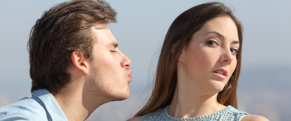 تعبيرك عن الحب بـ"قُبلة" قد يؤذي شريكك.. 6 مخاطر محتملة