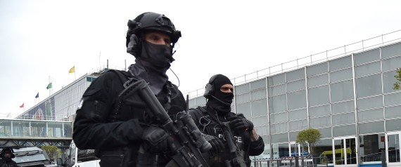 كاميرا ترصد هجوم مطار أورلي.. شاهد كيف استولى المهاجم على سلاح المجنَّدة