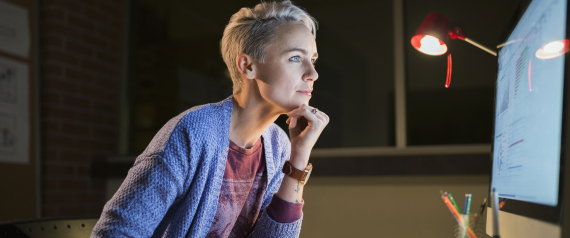 شاشات الهواتف والأجهزة الإلكترونية تؤذي أعيننا.. وهذا هو العلاج