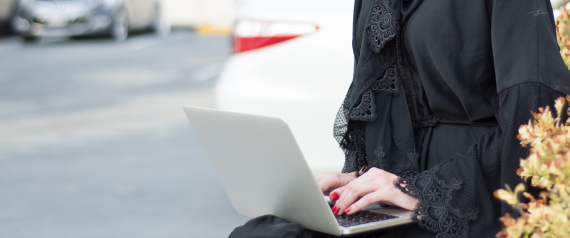 73 % من السعوديات يستخدمن تويتر لمتابعة الماركات العالمية.. وثلثهن فقط من يشترين