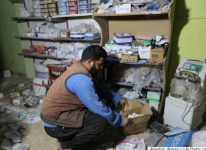 المراسل كان أمام الكاميرا لحظة سقوط الصاروخ.. شاهد لحظة قصف مستشفى لجأ إليه ضحايا خان شيخون