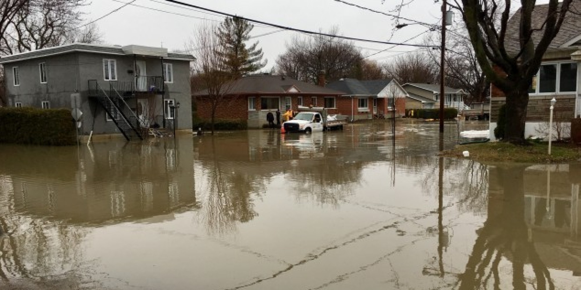 Les fortes pluies causent des inondations au nord de Montréal (PHOTOS/VIDÉO)