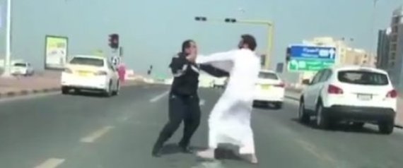 الكويتي الذي ضرب شرطياً سعودياً لدفاعه عن وافد آسيوي عمِل بالحرس الوطني .. ولهذا السبب أُحيل إلى التقاعد!