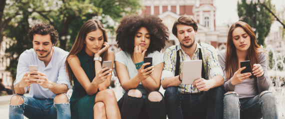 فقدنا القدرة على الكتابة بالقلم ومتعة اختلاس النظر للحبيب.. 12 مهارة تلاشت بفعل التكنولوجيا