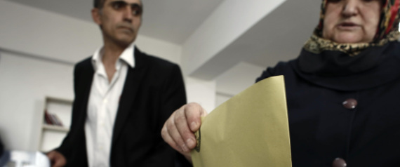 بين مؤيد ومعارض.. كيف تؤثِّر أكبر 4 أحزاب سياسية تركية في نتيجة الاستفتاء؟