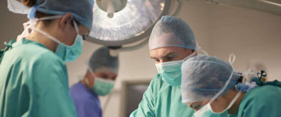 إزالة أكبر حصوة كالسيوم من مثانة رجل.. كيف تتجنب حالته؟