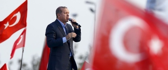 اتَّصل بزعماء أحزاب مختلفة.. هذا أول تعليق لأردوغان على نتائج الاستفتاء