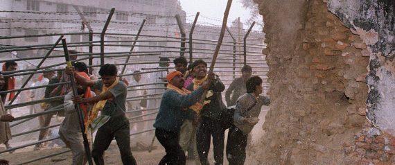 هدموا مسجدا تاريخيا لبناء معبد.. المحكمة العليا بالهند تحاكم 3 مسؤولين.. هذه قصته التي قتل بسببه الالاف