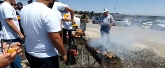 حفلة شواء أقامها متطرفون يهود قرب سجن يخوض فيه الفلسطينيون إضراباً عن الطعام!.. هذا ما قالوه للقناة الإسرائيلية