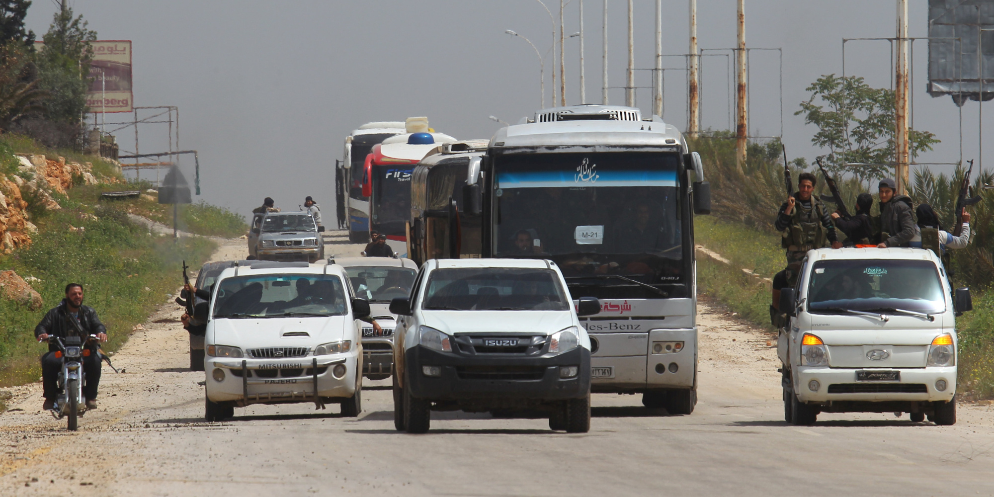 استئناف إجلاء المحاصرين بالمدن السورية الأربع بعد يومين من التوقف إثر تفجير دامٍ