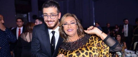 والدة سعد لمجرد تتسلَّم نيابةً عنه جائزة الموسيقى العربية في بيروت.. هذه رسالتها لمعجبيه