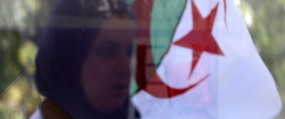 القانون بريء والتيارات المنافسة تستهدفنا.. 5 أحزاب جزائرية تغير ملصقاتها الانتخابية بسبب صور النساء