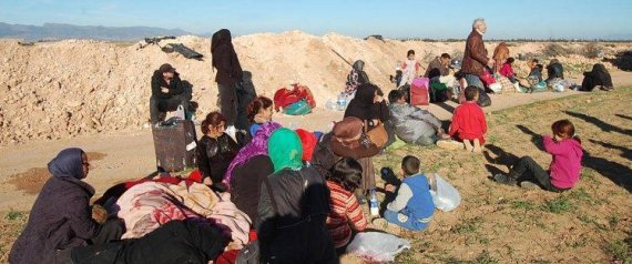 39 امرأة وطفلاًَ سوريا يقضون ليلتهم الثالثة على الرمال الحارقة على الحدود المغربية الجزائرية.. معاناتهم لفتت انتباه العالم