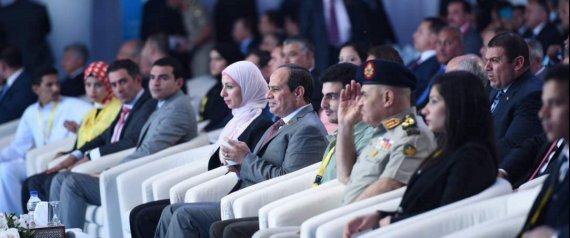 السيسي للمصريين: "أنا مشغَّل الجيش تحت رجليكم".. والقوات المسلحة تقوم بدور موازٍ للدولة