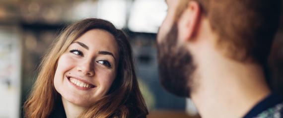 حتى لا تضيعي الفرصة.. 8 تلميحات تدلُّ على أنَّ شاباً معجبٌ بك