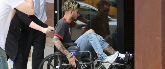 لماذا زار زين مالك منزل جيجي حديد حافياً وعلى كرسي متحرِّك؟