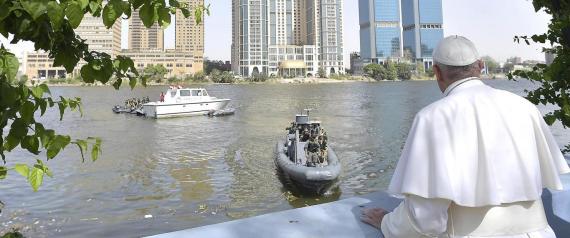 فيسك: التصاق الأقباط بالسيسي يحملهم تداعيات أخطائه.. ومصر مهددة بدورات متعاقبة من الحكم العسكري والديني
