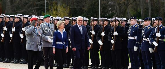 الضابط الألماني الذي سجل نفسه كلاجئ للاعتداء على السوريين يتسبب في توبيخ قادة الجيش.. هذا ما قالته وزيرة الدفاع