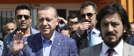 أول مكاسب أردوغان من الاستفتاء.. الرئيس التركي يوقِّع وثيقة عضويته في الحزب الحاكم بتركيا