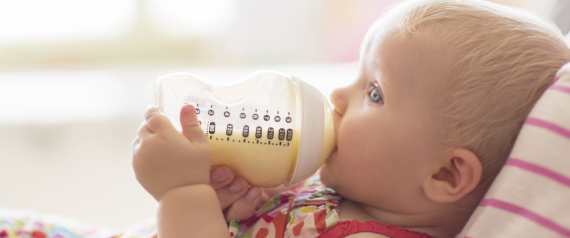 فيديو: أفرغ الـ"ببرونة" من الحليب وملأها بـ"الرصاص" ليُرضع طفله