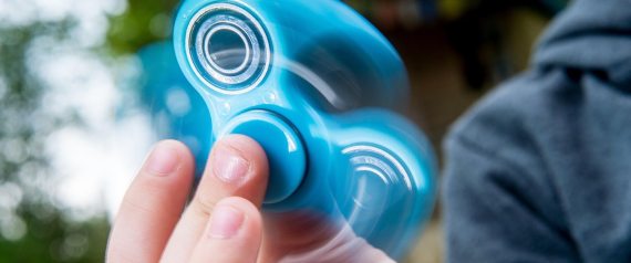 اخترعت لعبة تحقق عشرات ملايين الدولارات لكنها لا تحصل على مليم واحد.. القصة الحقيقية لـfidget spinner