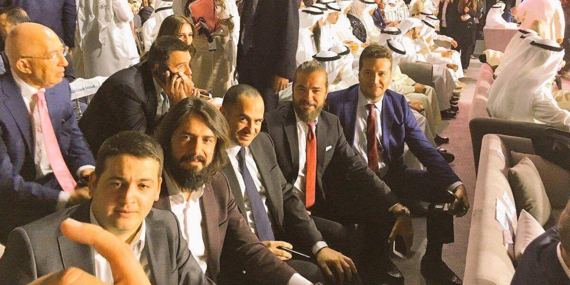 طاقم مسلسل أرطغرل يصل الكويت مع أردوغان ومغرِّدون يكشفون سبب زيارتهم