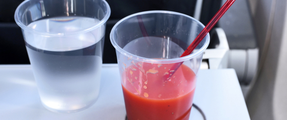 لماذا يشرب المسافرون عصير الطماطم على متن الطائرات؟