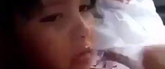 "عندما تموت والدتك فلن يعتني بك أحد"..بالفيديو انهيار طفلة من البكاء يستفز الكثيرين.. هذا تبرير عائلتها