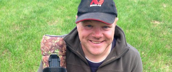 عثروا على آثار في أرضه ولم يمنحوه شيئاً.. الحكومة الاسكتلندية تعطي مكتشف كنز ثروة مقابل جهده