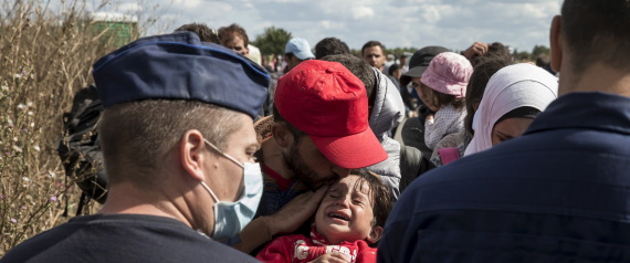 قِسٌّ حصل على 150 ألف يورو لوعظ اللاجئين.. الشرطة الإيطالية تلقي القبض على "مافيا استغلال المهاجرين"