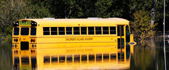 لماذا تُطلى حافلات المدارس باللون البرتقالي والطائرات بالأبيض؟